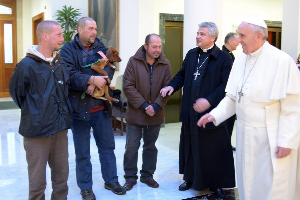 Papa Franjo sa beskućnicima, Foto: Reuters
