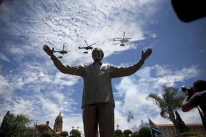 Otkrivena statua Nelsona Mendele