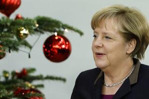 Penzioner retrovizorom zakačio auto Merkelove