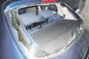 Kolašin: Grupa mladića sa palicama slomila tri automobila