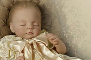 Britanci napravili porculansku lutku s likom kraljevske bebe