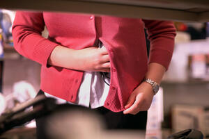 SAD: Supruga šefa policije uhapšena zbog krađe