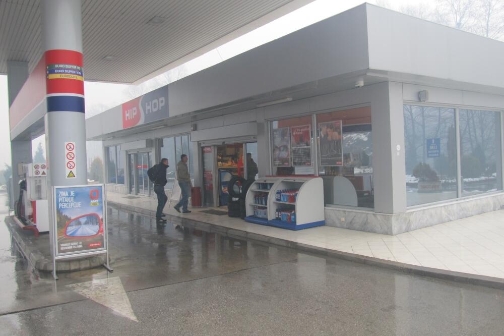 Benzinska pumpa, gubavač, Foto: Jadranka Ćetković