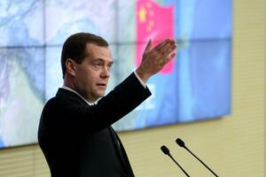 Medvedev: Ukrajina neka sama bira put