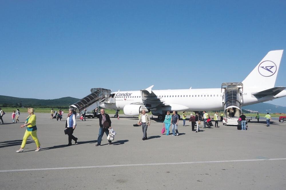 Tivatski aerodrom, Avion, Foto: Siniša Luković