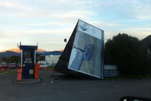 Jaka bura u Tivtu: Srušen veliki bilbord