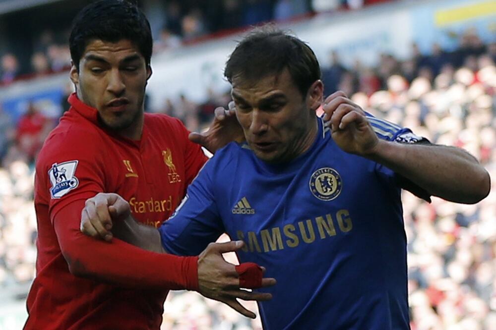 Luis Suares i Branislav Ivanović, Foto: Reuters