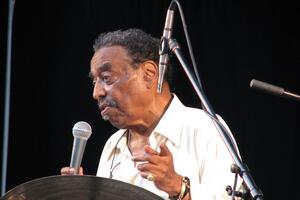 Preminuo džez bubnjar i kompozitor Čiko Hamilton