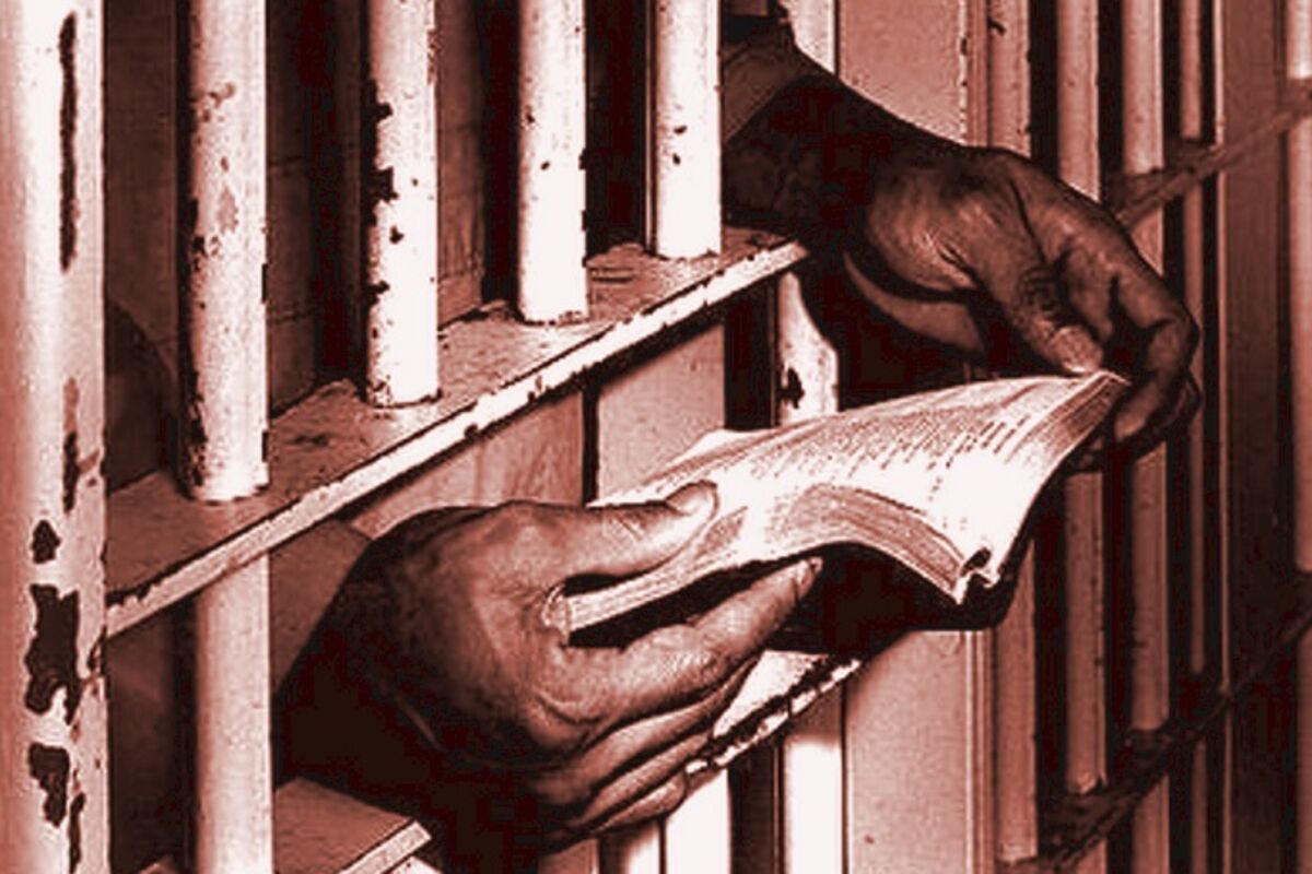 К чему снится попасть в тюрьму. Чтение в тюрьме. Узник за решеткой. Книга за решеткой. Читает в тюрьме Библию.