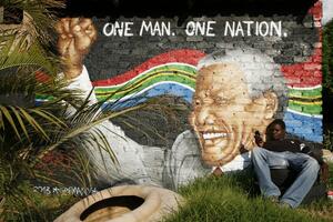 Mandela i dalje teško bolestan: Ne može da govori