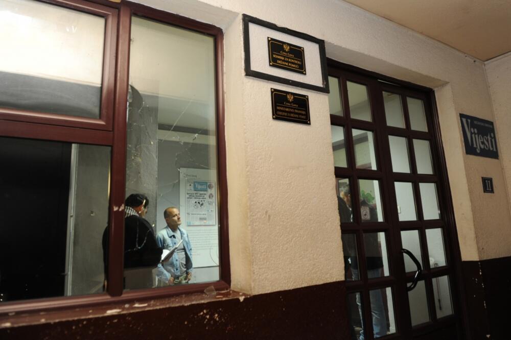 kamenovanje vijesti, Foto: Savo Prelević