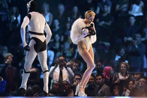 Majli Sajrus pušila marihuanu na dodjeli nagrada MTV