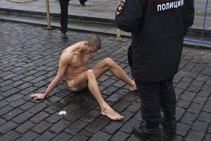 U znak protesta ruski umjetnik zakucao genitalije za Crveni trg