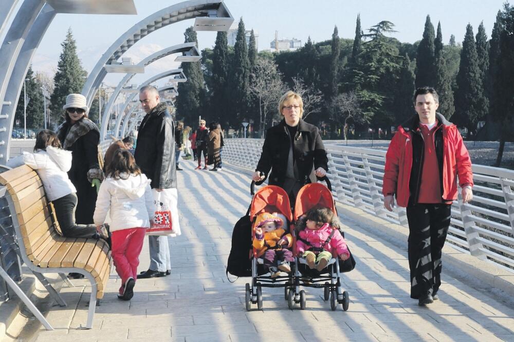 Podgorica šetnja, porodica, Foto: Arhiva "Vijesti"