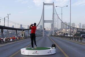Istanbul: Tajger Vuds izveo istorijski udarac sa mosta na Bosforu