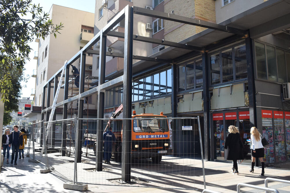 Metalna konstrukcija u Ulici slobode, Foto: Luka Zeković