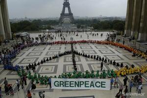 Aktivista Greenpeace-a visio dva sata s Ajfelovog tornja u znak...