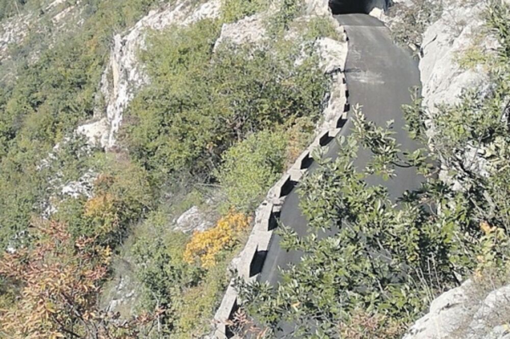 put manastir Ostrog, Foto: Darko Bulatović