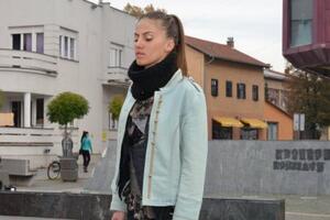 Prijedorčanka Jelena Topić već mjesec stoji kao živi kip u centru...
