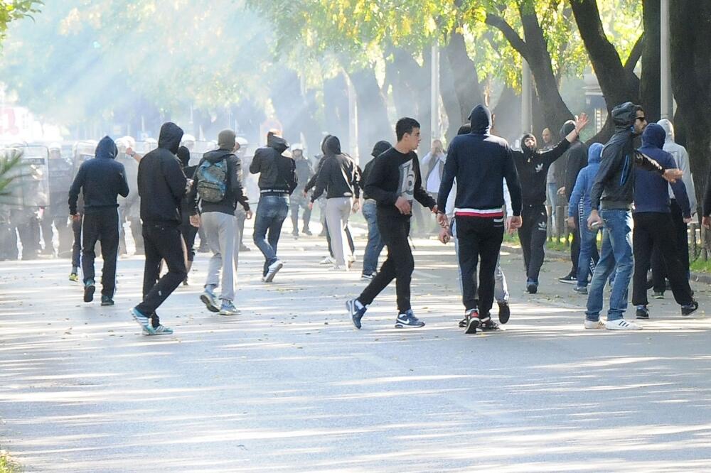 Huligani Parada ponosa, Foto: Zoran Đurić