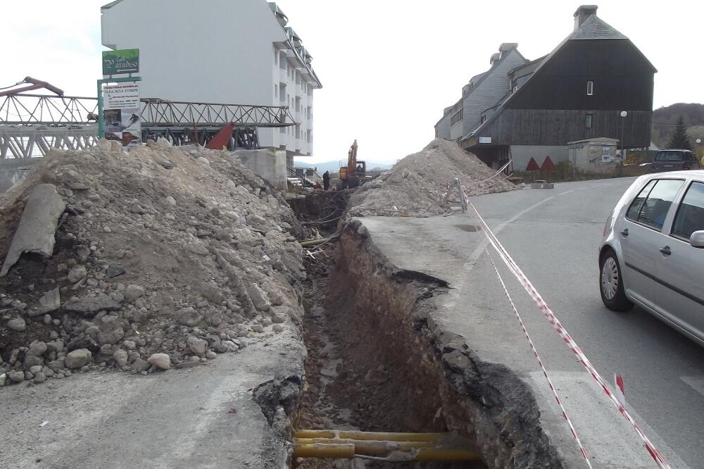 Žabljak cijevi kod autobuske, Foto: Obrad Pješivac