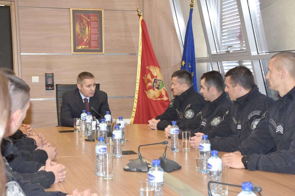 Veljović  sa pripadnicima SAJ-a, Foto: Uprava policije