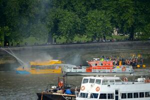 London: Brod se zapalio na Temzi, spašeno 30 ljudi