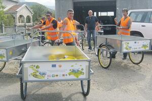 Romi sa Konika dobili tricikla za sakupljanje sekundarnih sirovina