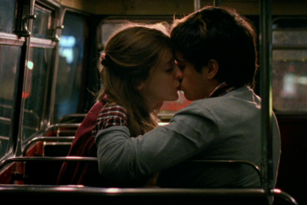 poljubac u autobusu, Foto: Datasuporte.com