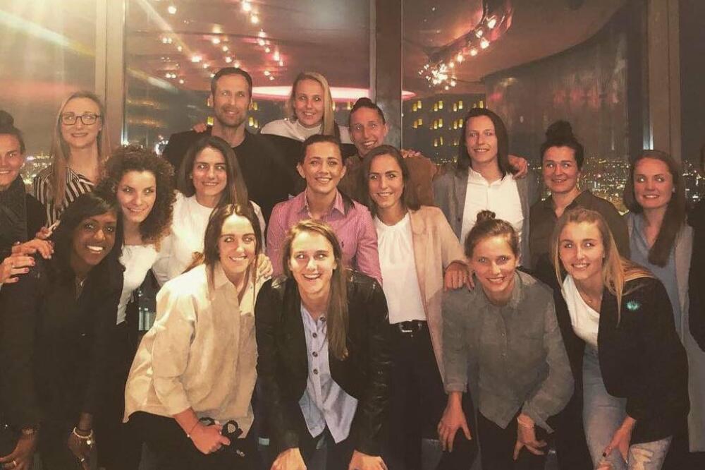 Čeh sa djevojkama Arsenala, Foto: Twitter