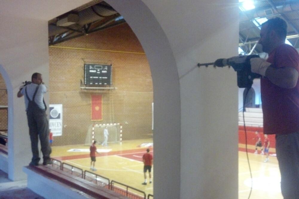 Montaža tribina u SC Lovćen, Foto: Željko Petričević