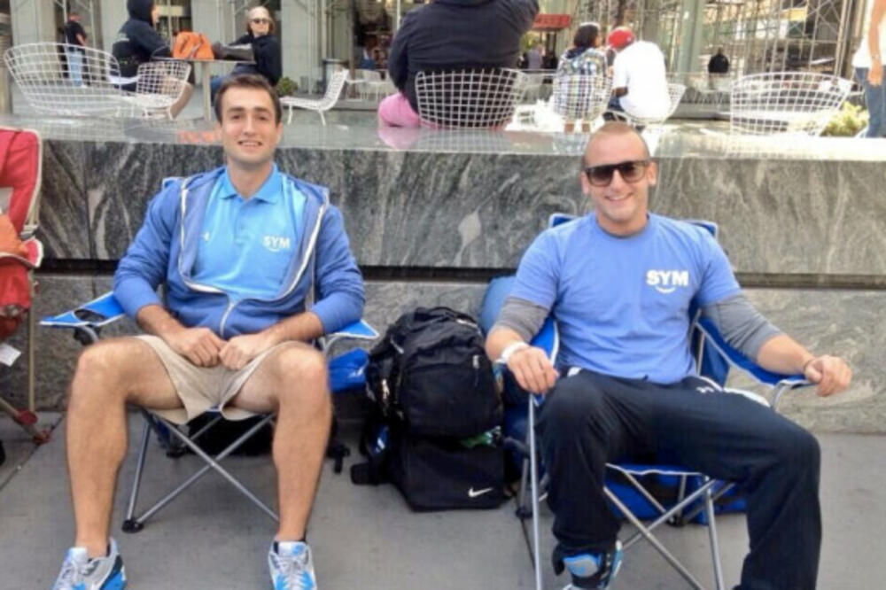 Džon Marfi u redu ispred Apple prodavnice u Njujorku, Foto: Venturebeat.com