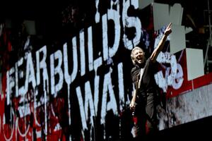 Roger Waters with the Bulgarian protesters: "Mother, should I believe...