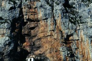 Stijena pala na vjernike kod gornjeg manastira Ostrog