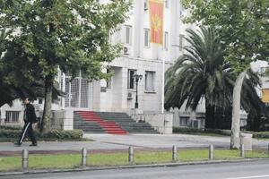 Učesnici Marša protiv mafije u četvrtak ispred zgrade predsjednika