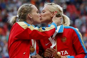 Poljubac ruskih atletičarki na postolju u znak protesta