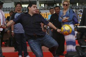 Maradona optužen da je šutnuo fotografa u prepone
