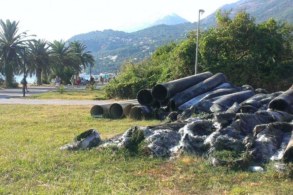 cijevi na barskom šetalištu, Foto: Pozitivna CG