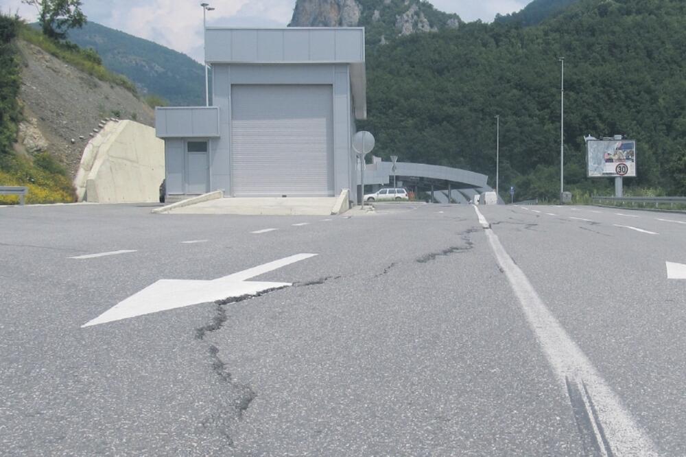 oštećen put u Dobrakovu, Foto: Jadranka Ćetković