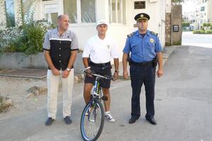 Policajci na biciklima patroliraju tivatskim korzom