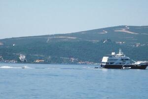 Brod usidren nasred plovnog puta u Tivtu