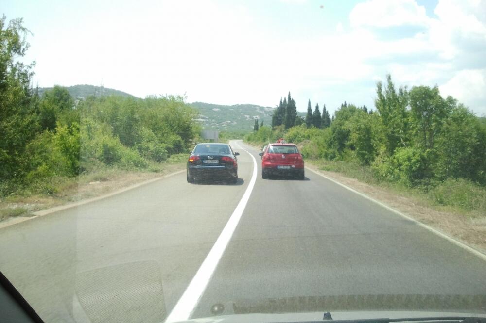 službeno vozilo PGCG042, Foto: Čitalac reporter