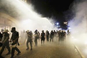 Turska: Policija vodenim topovima tjerala  demonstrante sa...
