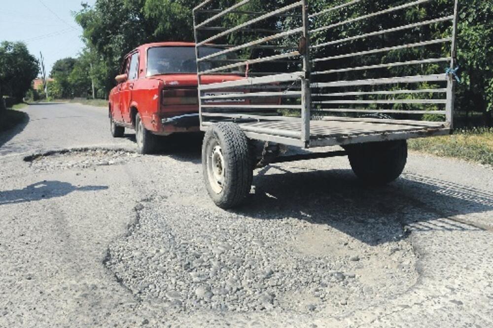 Rupe na putevima, Foto: Luka Zeković