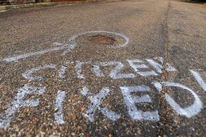 Robin Hud puteva: Krade asfalt da bi popravljao rupe na gradskim...