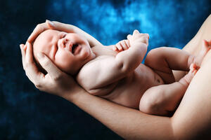 Kina: Majka bacila bebu kroz prozor