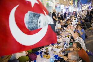 Turski demonstranti prekršili ramazanski post