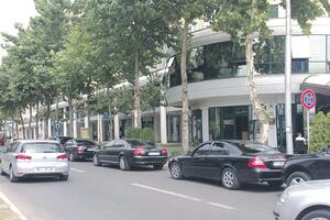 Podgorica: Službena auta remete saobraćaj