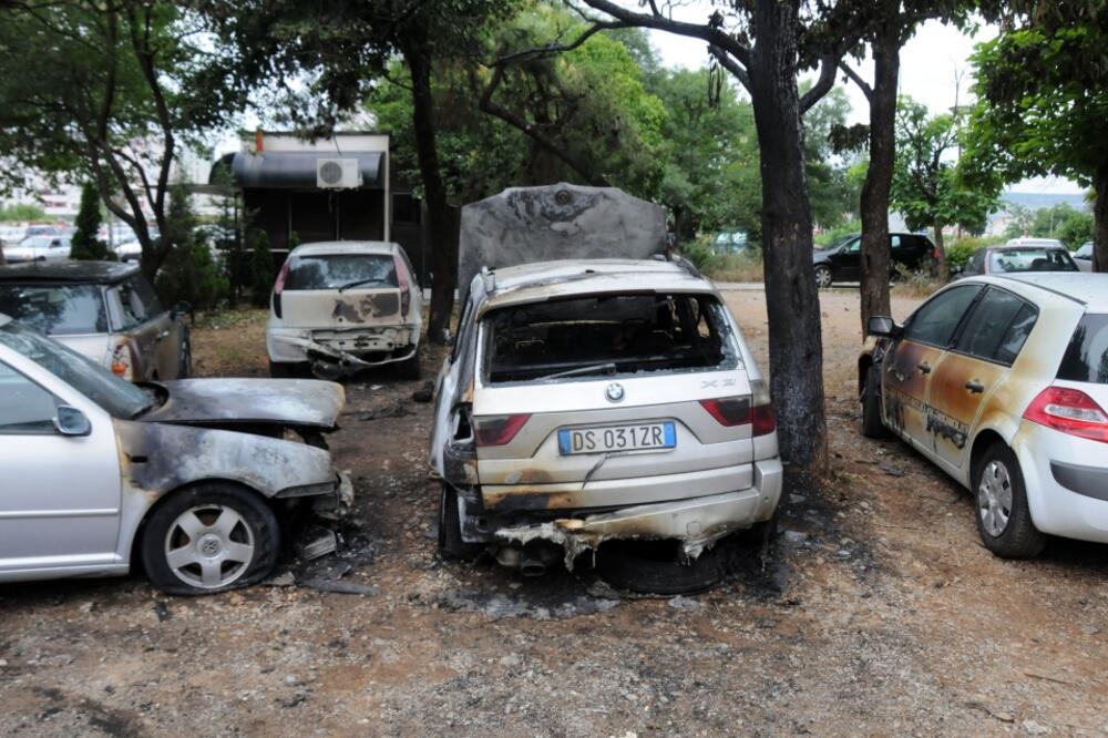 Zapaljena auta u Ulici Vasa Raičkovića, Foto: Luka Zeković