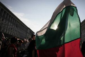 Bugari protestuju protiv vlade ispijanjem kafe ispred parlamenta